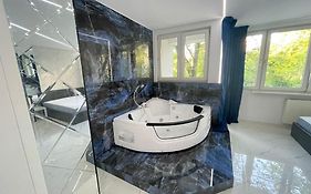 YOURAPART Karmelicka z Jacuzzi